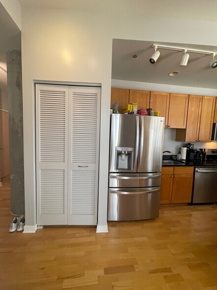 Laundry Closet - 720 N Larrabee St Unit 1707