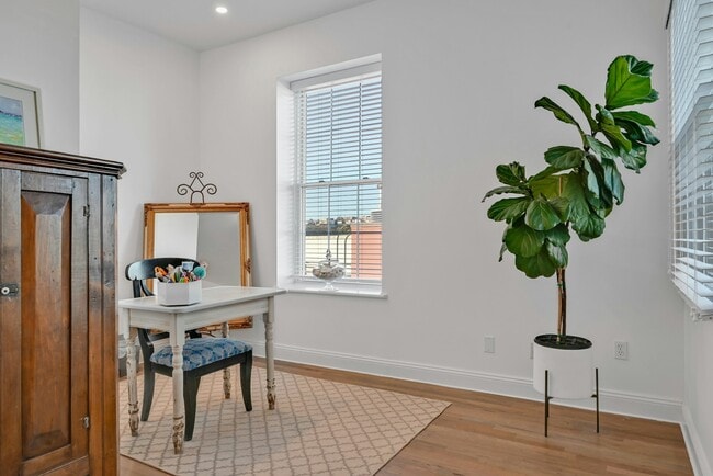 Building Photo - 1015 Grand St