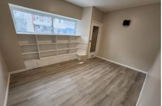 Building Photo - 348 W Queen Ln