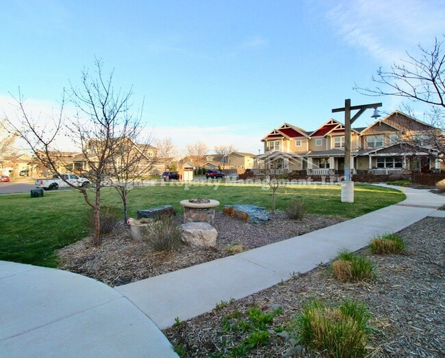Building Photo - Incredible Townhome