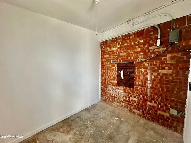 Building Photo - 4981 Winthrop Dr
