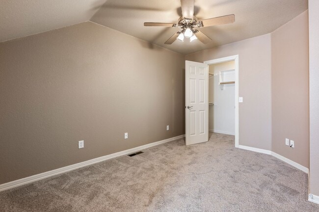 Building Photo - Charming 3BR, 2.5BA Rental Home with Moder...