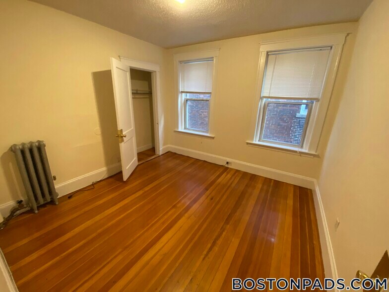 Building Photo - 6 Barrows St