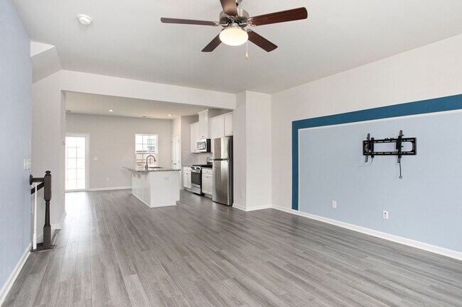 Building Photo - Beautiful 3 bedroom, 2.5 bath townhome nea...