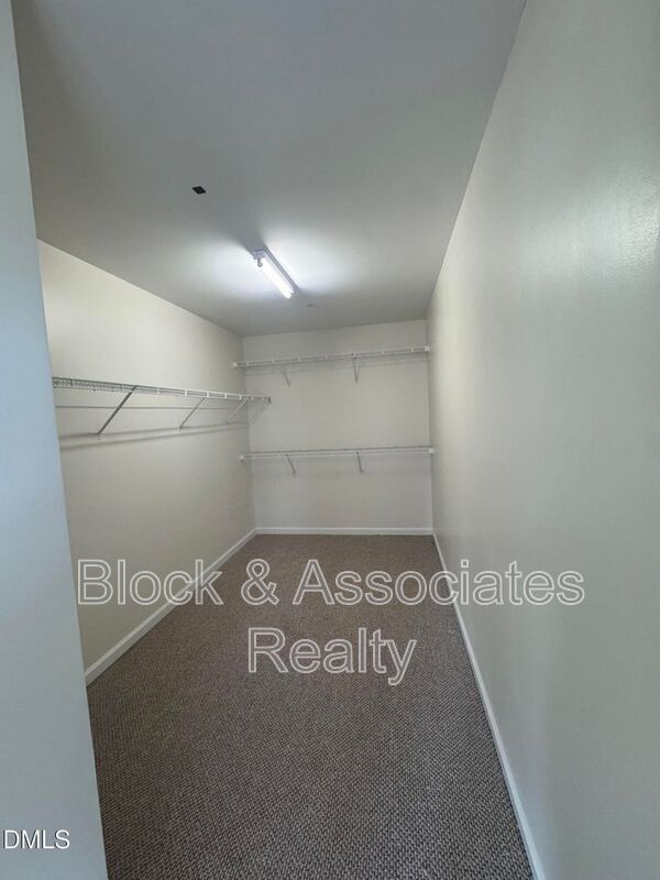 Building Photo - 116 Reno Ave