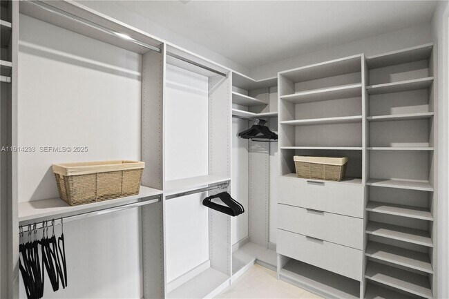 Building Photo - 700 NE 24th St