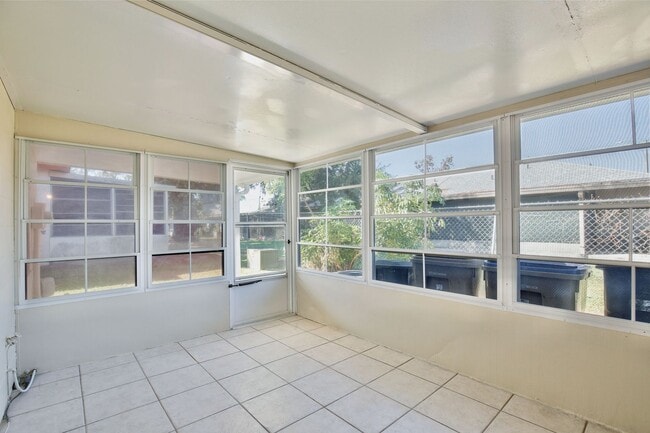 Building Photo - Beautifully Remodeled 1 bed 1 bath Villa n...