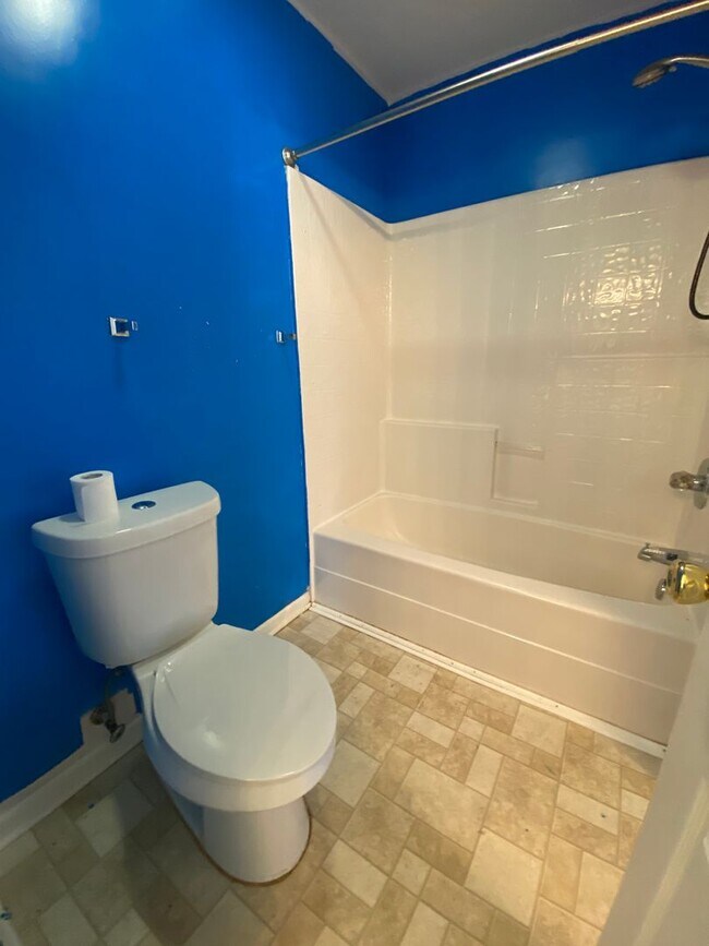 Building Photo - Charming Hampton Home