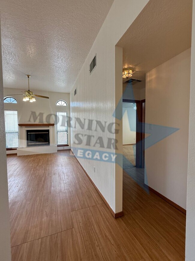 Building Photo - Move-in Special! Charming Home with Mountain Views!