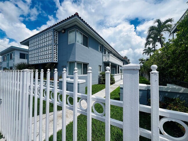 Building Photo - 2045 Calais Dr