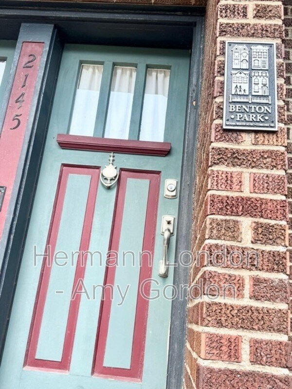 Building Photo - 2145 Victor St