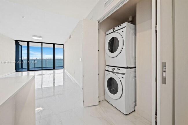 Building Photo - 700 NE 24th St