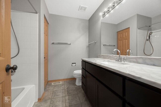 Building Photo - North Naperville Two Bedroom