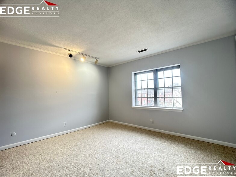 Building Photo - 162 Lake Shore Rd