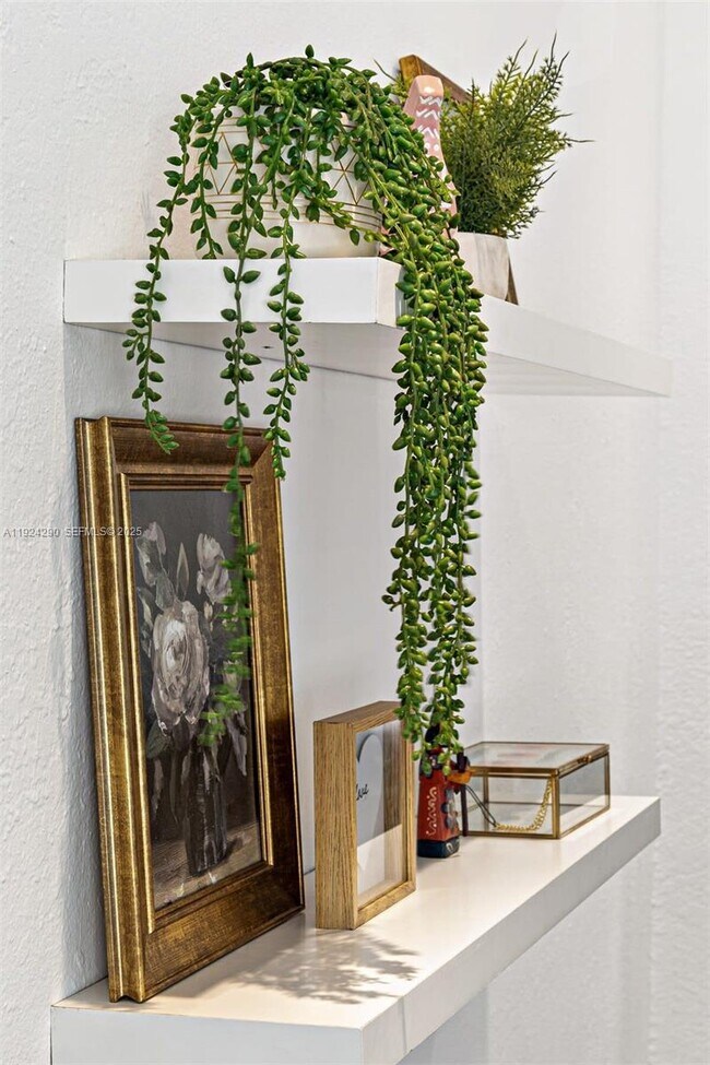 Building Photo - 811 Tequesta St