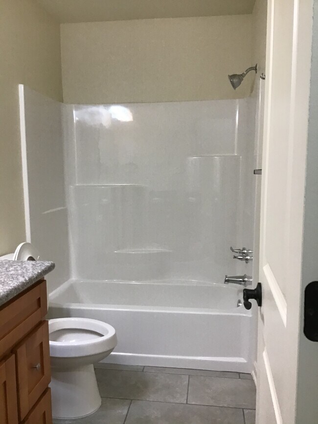 2 Full Bathroom - 208 Sagewood Dr