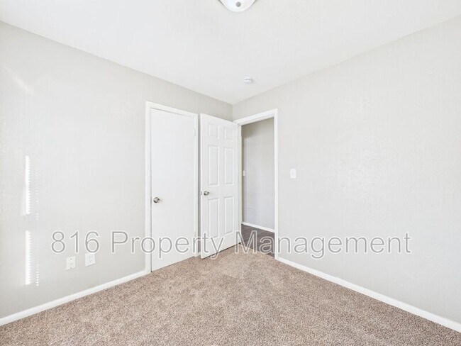 Building Photo - 721 N Rogers St