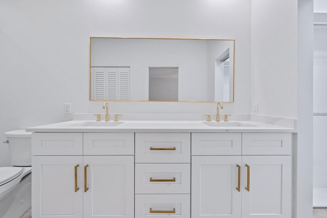 Building Photo - 130 Day Lily Dr