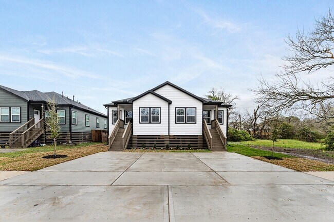 Building Photo - 4902 Rue St