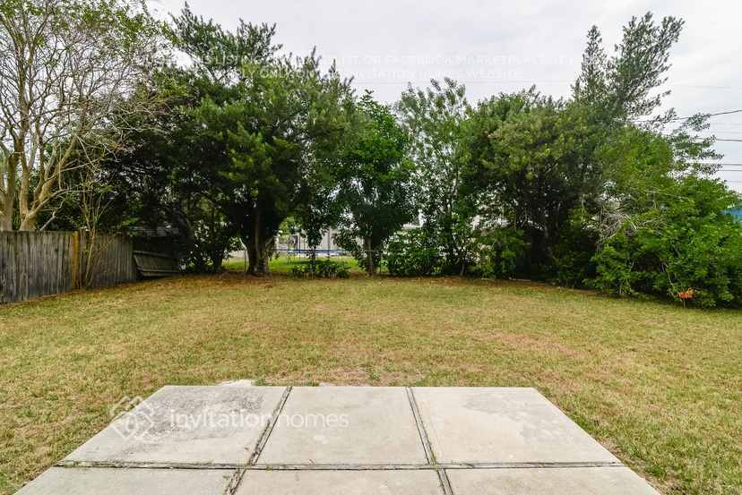 Building Photo - 10771 63rd Ave N