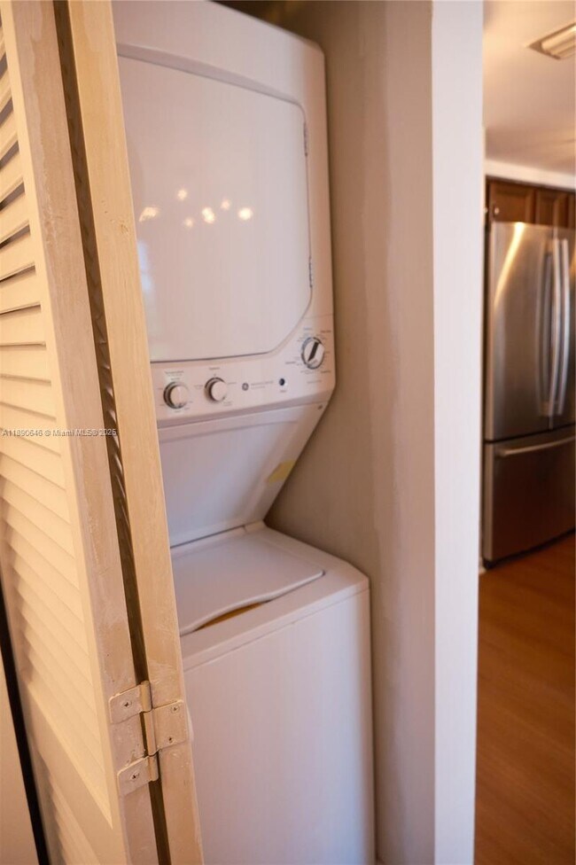 Building Photo - 2756 Day Ave