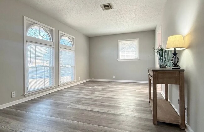 Building Photo - 341 N Burbank Dr