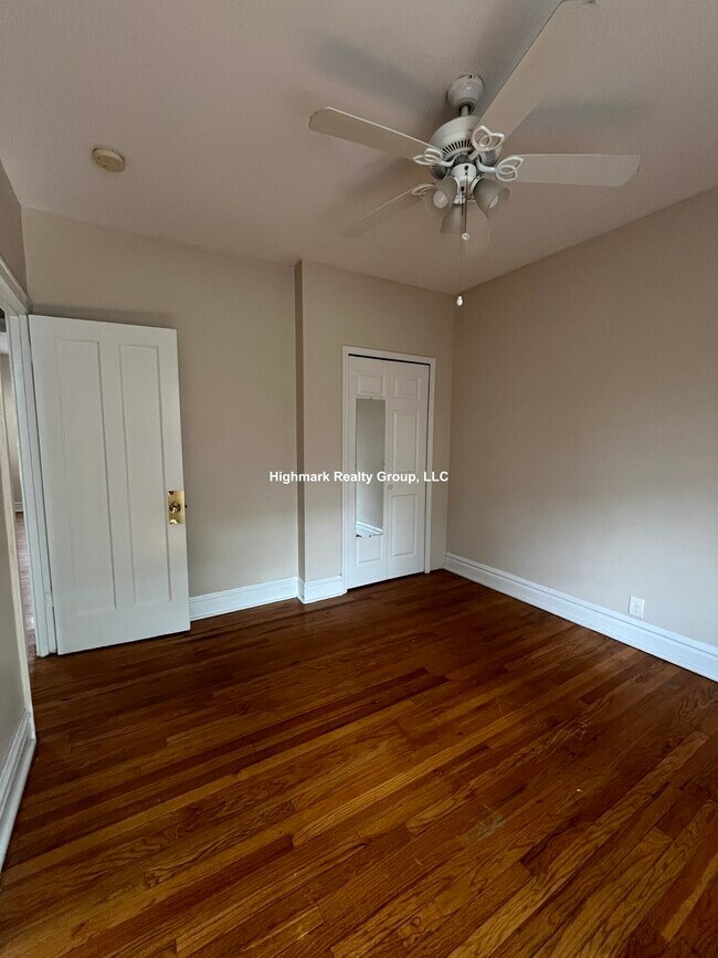 Building Photo - 912 Reba Pl