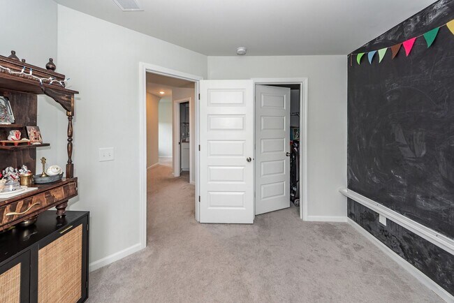 Building Photo - 6 Bedroom 4.5 Bath in Limehouse Village - Summerville