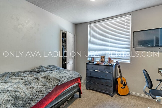 Building Photo - 892 E 700 N