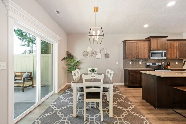 Building Photo - 4 bedroom, 3 bathroom Home located in the heart of Meridian!