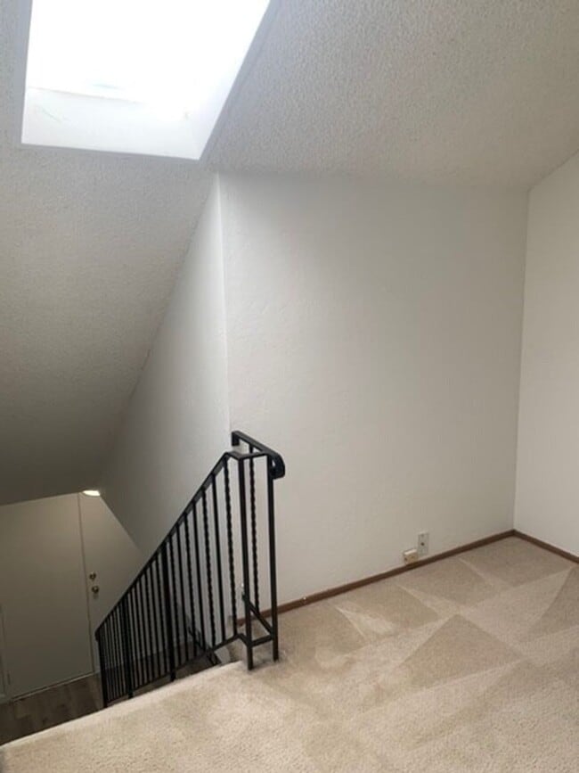 Building Photo - 4 Bed/2 Bath Spacious Home with Big Backyard and New Laminate & Carpet - Union City