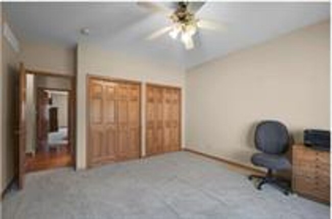 Building Photo - 2104 E Lucille Ln