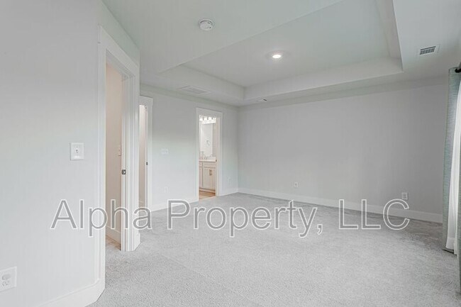 Building Photo - 30 Mardale Ln