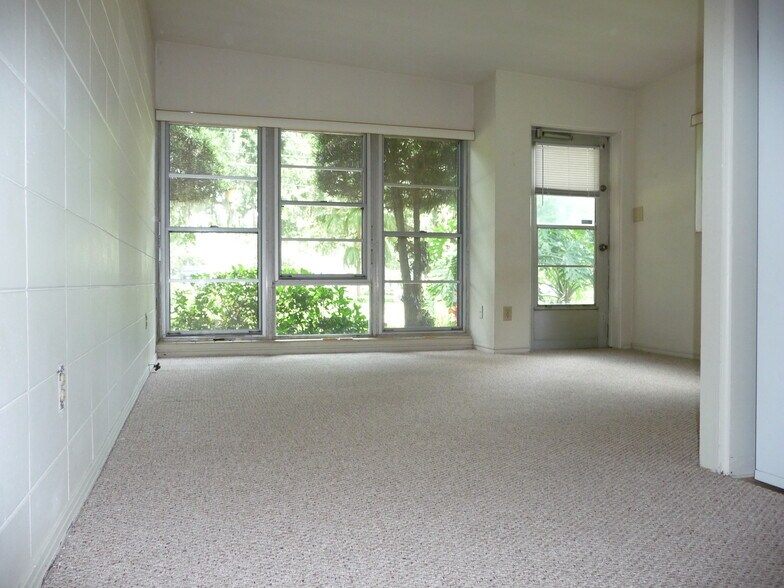Huge front window, large lving room - 1010 Delaney Ave