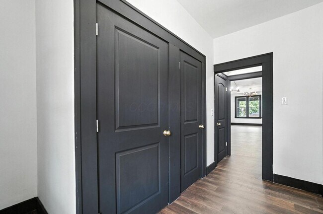 Building Photo - 887-889-889 E Livingston Ave