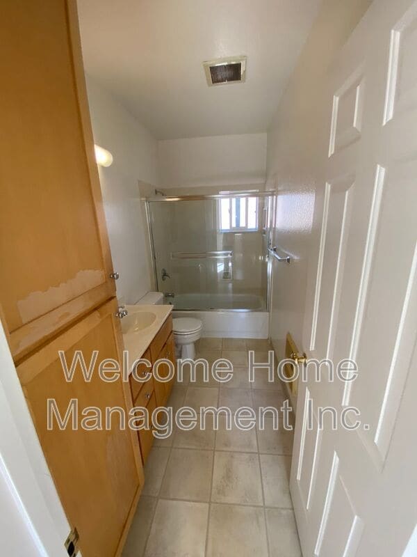 Building Photo - 1426 Henry St