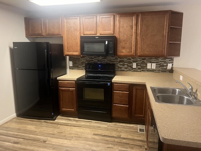 Building Photo - Spacious End-Unit Townhouse with 3 Beds, 3...