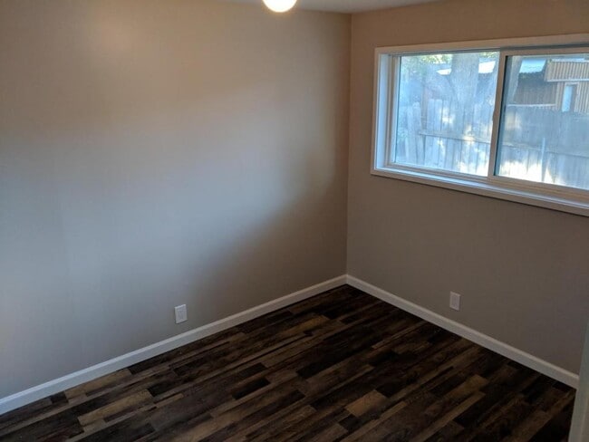 Building Photo - 355 W 6th St