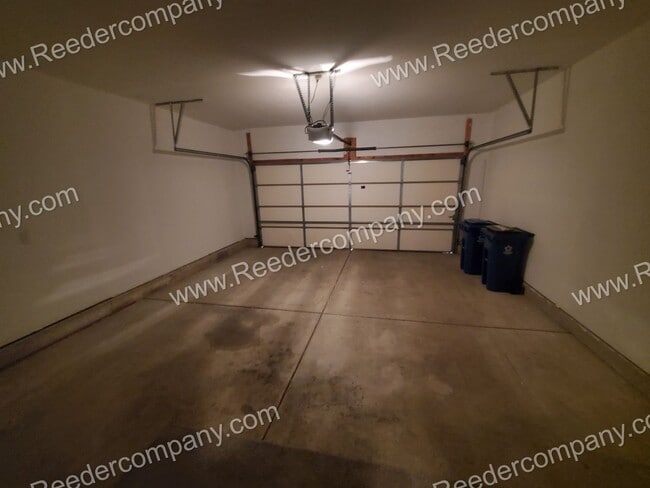 Building Photo - Spacious 2 bed 1.75 bath with 2 car attatc...