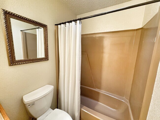 Building Photo - "Charming 2-Bedroom, 1-Bath in Horseshoe F...