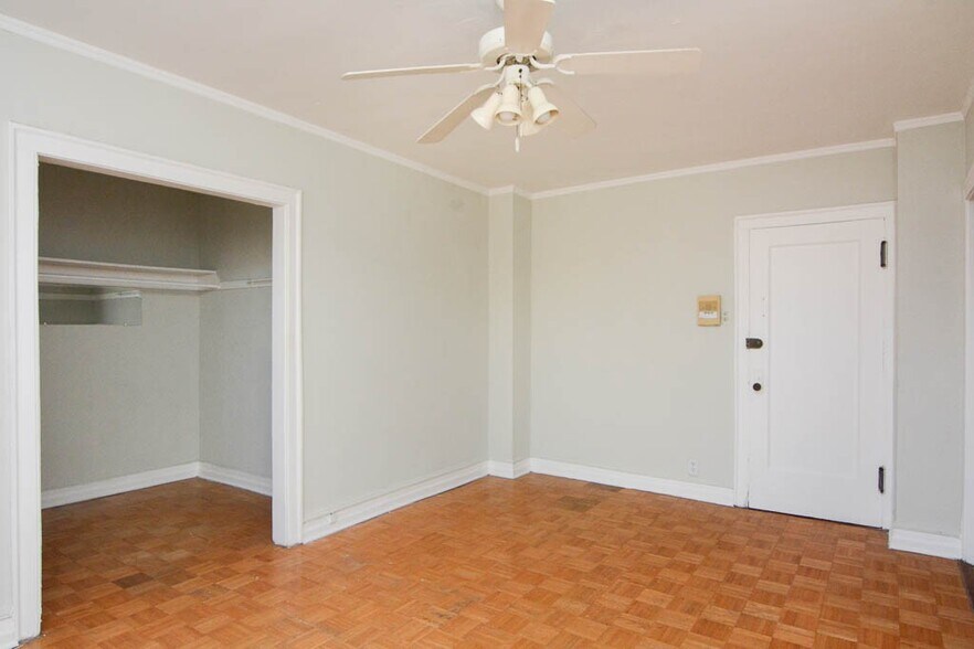 Building Photo - 714 W Belmont Ave