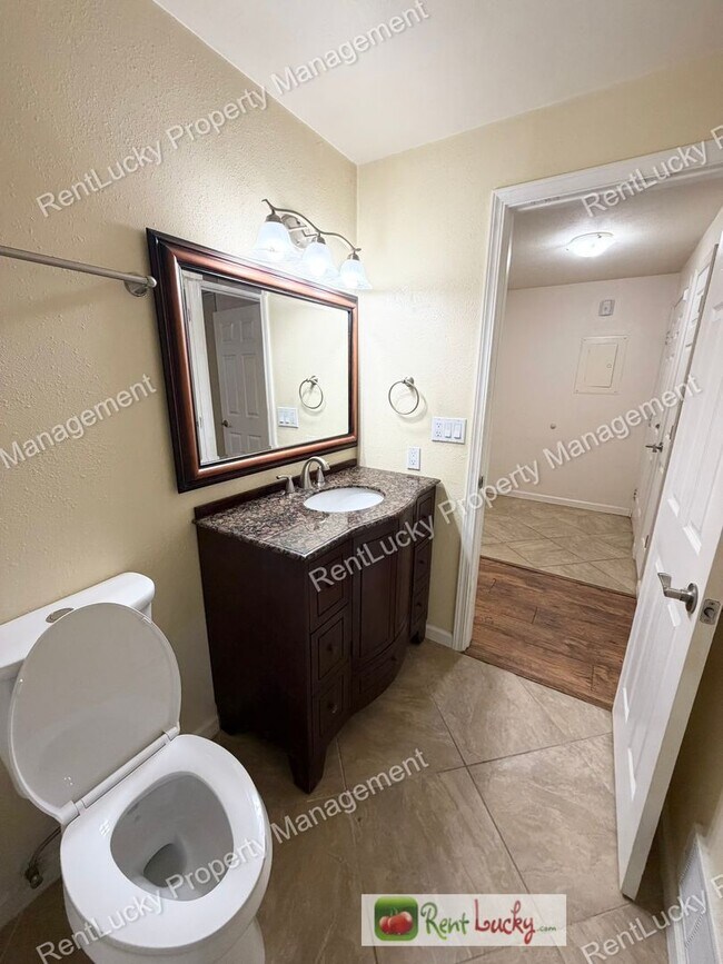 Building Photo - Great 1 Bedroom Condo in Federal Way! Beautiful Kitchen Finishes and Close to Light Rail!