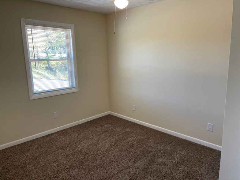 Building Photo - 1021 Fall Creek Rd