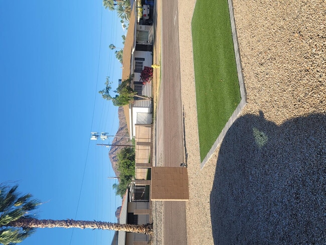 Building Photo - 4819 E Cambridge Ave