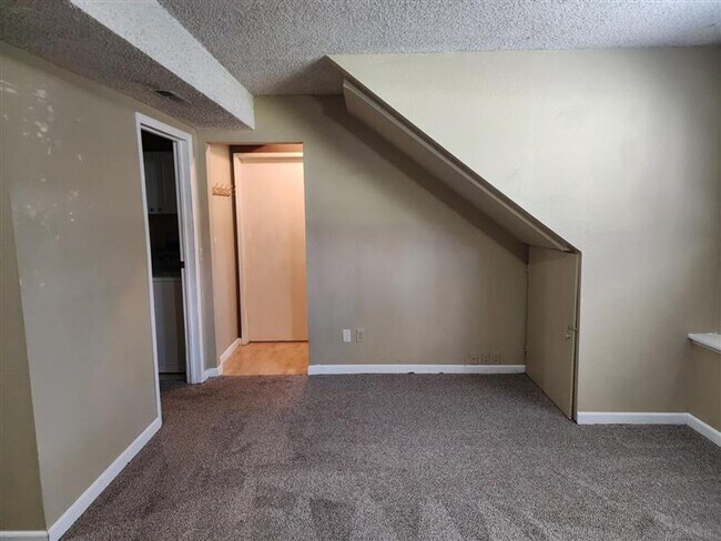 Building Photo - **PENDING APPLICATION**Beautiful 3 Bed 1.5...