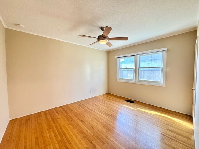 Building Photo - Naples Island Gem!