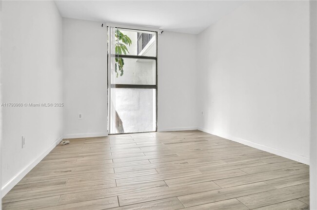 Building Photo - 3701 N Country Club Dr