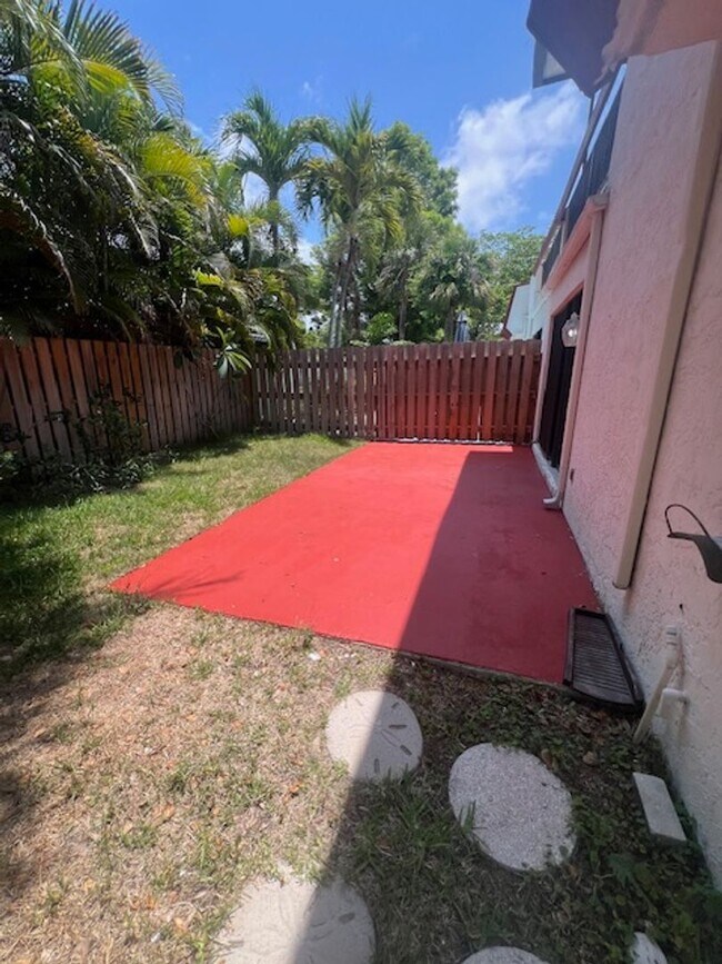 Building Photo - 2 Bedroom/2 Bathrrom Townhouse Close to Fo...