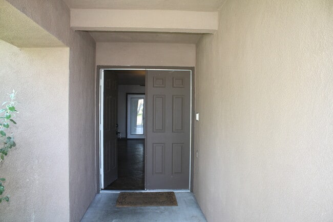Building Photo - 2119 Foxglove Ct