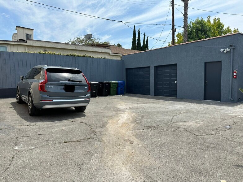 parking - 3412 Pearl St